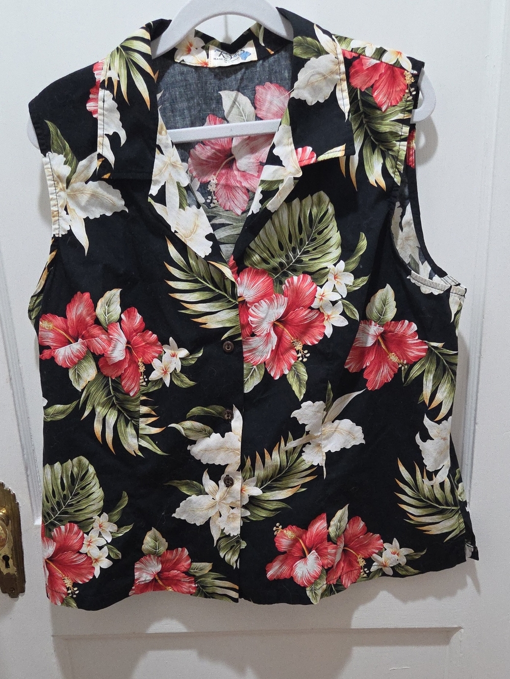 Sleeveless Floral Button-Front Camisole - Black with Red & White Flowers